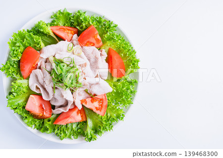 豬肉涮涮鍋沙拉，清爽的冷涮涮鍋沙拉，配生菜和西紅柿，白色背景。 139468300