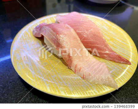 黃尾魚握壽司:一道以肥美時令黃尾魚為特色的料理。 黃尾魚握壽司:一道以肥美時令黃尾魚為特色的料理。 139468399