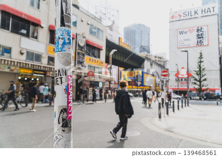 東京的城市景觀:某天的秋葉原,孤獨的人。 東京的城市景觀:某天的秋葉原,孤獨的人。 139468561