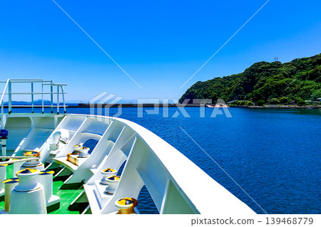 [Fukuoka] Early summer in Munakata: A view from a ferry departing from Oshima Port 139468779