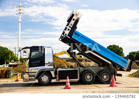 建材銷售,大型自卸卡車 建材銷售,大型自卸卡車 139468792