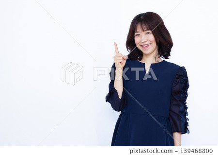 女人指著 139468800