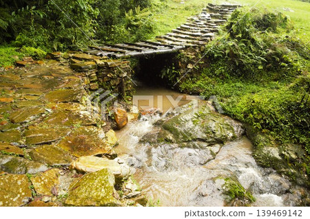 尼泊爾安納普爾納步道上的木橋 尼泊爾安納普爾納步道上的木橋 139469142