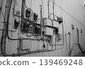 老舊多戶住宅大樓的配電盤（黑白照片） 139469248