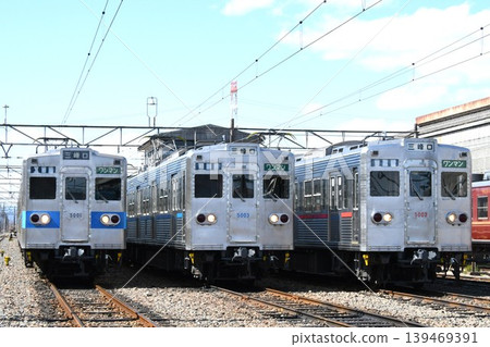 三列秩父鐵道5000系列列車停靠在列車車站(顯示目的地為三峰口)。 三列秩父鐵道5000系列列車停靠在列車車站(顯示目的地為三峰口)。 139469391