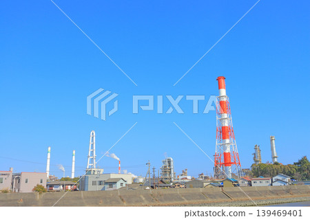 A view of a petrochemical complex with many factory facilities in Yokkaichi City, Mie Prefecture 139469401