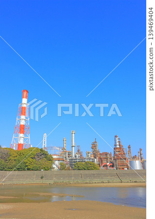 A view of a petrochemical complex with many factory facilities in Yokkaichi City, Mie Prefecture 139469404