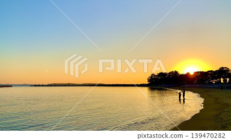 Ebisu Beach bathed in the autumn sunset light (Kira Waikiki Beach/Nishio City, Aichi Prefecture) Ebisu Beach bathed in the autumn sunset light (Kira Waikiki Beach/Nishio City, Aichi Prefecture) 139470282