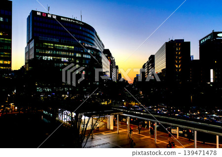 【福岡】博多站夜景:車站前熙熙攘攘,擠滿了通勤者。 【福岡】博多站夜景:車站前熙熙攘攘,擠滿了通勤者。 139471478
