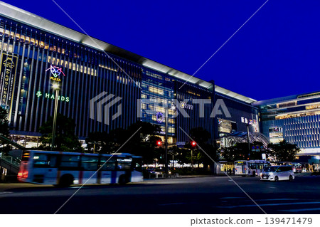 【福岡】博多站夜景:車站前車輛川流不息 【福岡】博多站夜景:車站前車輛川流不息 139471479