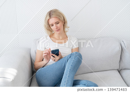 Lifestyle with happy 40s woman 139471483