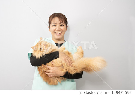 一名護士抱著一隻貓 一名護士抱著一隻貓 139471595