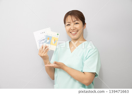 Nurses who carry medication and medication record books 139471663