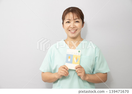 攜帶用藥記錄簿的護士 攜帶用藥記錄簿的護士 139471670