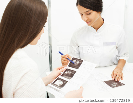venous blood sampling for analysis. The nurse view the patient veins with the help of a special Vein scanner venous blood sampling for analysis. The nurse view the patient veins with the help of a special Vein scanner 139472819