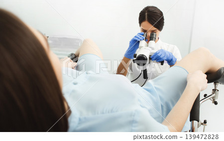 venous blood sampling for analysis. The nurse view the patient veins with the help of a special Vein scanner venous blood sampling for analysis. The nurse view the patient veins with the help of a special Vein scanner 139472828