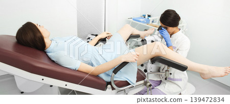 venous blood sampling for analysis. The nurse view the patient veins with the help of a special Vein scanner venous blood sampling for analysis. The nurse view the patient veins with the help of a special Vein scanner 139472834