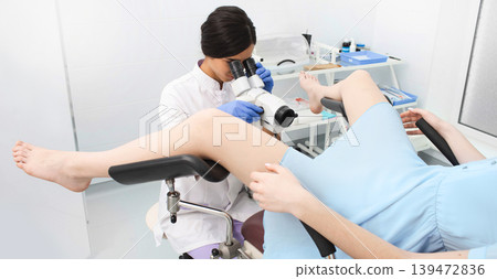 venous blood sampling for analysis. The nurse view the patient veins with the help of a special Vein scanner venous blood sampling for analysis. The nurse view the patient veins with the help of a special Vein scanner 139472836