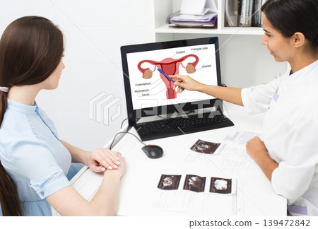venous blood sampling for analysis. The nurse view the patient veins with the help of a special Vein scanner venous blood sampling for analysis. The nurse view the patient veins with the help of a special Vein scanner 139472842