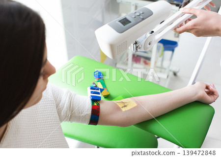 venous blood sampling for analysis. The nurse view the patient veins with the help of a special Vein scanner venous blood sampling for analysis. The nurse view the patient veins with the help of a special Vein scanner 139472848