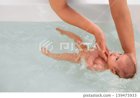 teaches infant baby to swim. Aquatic therapy for infant baby 139473933