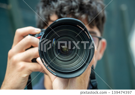 New york, usa august 17,2024. Photographer pointing a dslr lens toward manhattan skyline, pov close up capturing new york cityscape for travel and hobby photography 139474397