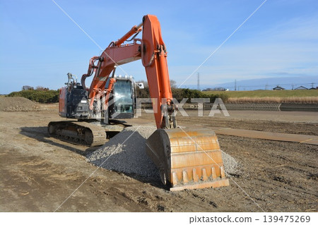 在土木工程建造場所的建築機器 在土木工程建造場所的建築機器 139475269