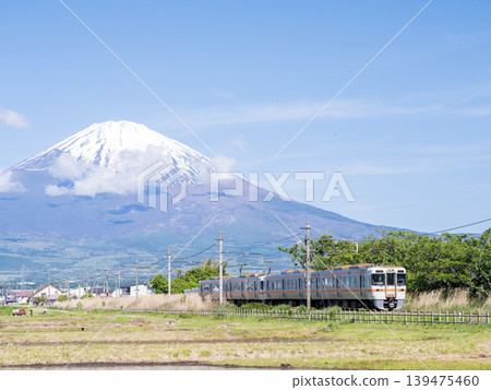 【禦殿坂線】一輛當地列車行駛,背景是富士山。 【禦殿坂線】一輛當地列車行駛,背景是富士山。 139475460