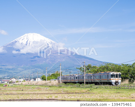 【禦殿坂線】一輛當地列車行駛,背景是富士山。 【禦殿坂線】一輛當地列車行駛,背景是富士山。 139475461