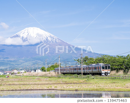 【禦殿坂線】一輛當地列車行駛，背景是富士山。 139475463