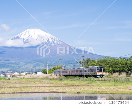【禦殿坂線】一輛當地列車行駛,背景是富士山。 【禦殿坂線】一輛當地列車行駛,背景是富士山。 139475464