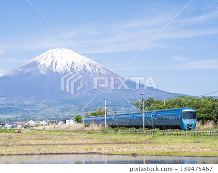 【禦殿坂線】富士山特快車以富士山為背景行駛。 139475467