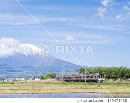 【禦殿坂線】一輛當地列車行駛，背景是富士山。 139475468