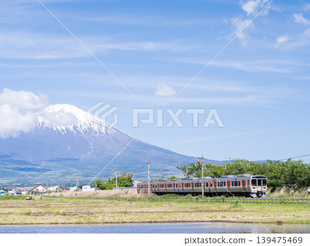 【禦殿坂線】一輛當地列車行駛，背景是富士山。 139475469
