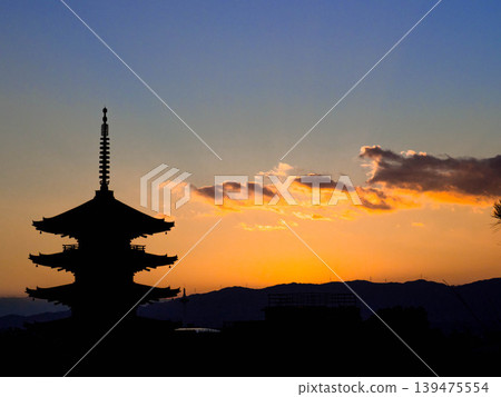 The five-story pagoda of Yasaka and the setting sun The five-story pagoda of Yasaka and the setting sun 139475554