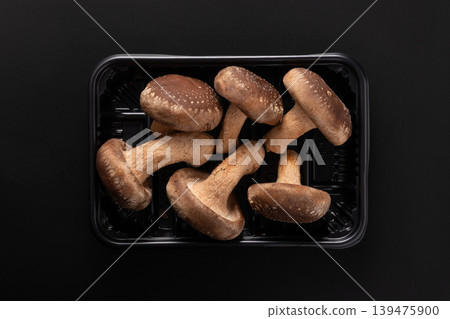 Fresh shiitake mushrooms grown on a substrate [Inoculated in Ishikawa Prefecture] [Harvested in Niigata Prefecture] 139475900