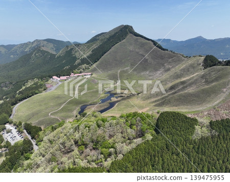 Drone footage of the spectacular scenery of Soni Plateau in Nara Prefecture. 139475955