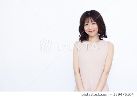 一位身穿無袖連身裙的女士 139476104