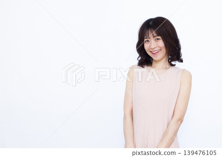 一位身穿無袖連身裙的女士 139476105