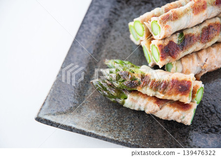 盤子裡裹著肉的蘆筍 139476322