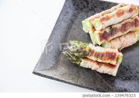 盤子裡裹著肉的蘆筍 139476323