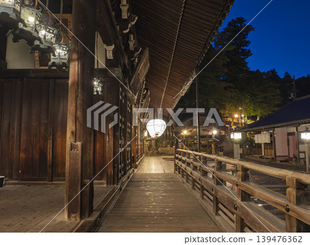東大寺二月堂(祈禱走廊)內,傳統的燈光照亮著這裡。 東大寺二月堂(祈禱走廊)內,傳統的燈光照亮著這裡。 139476362