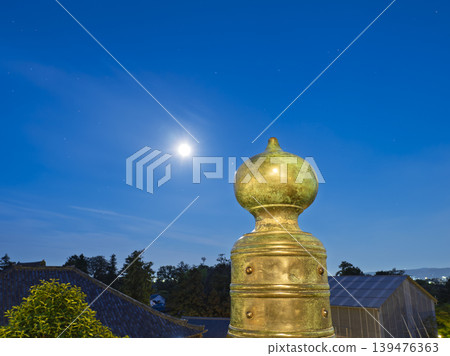 皎潔的月光灑在蔚藍的夜空中,從二月堂可以眺望到古都的寧靜。 皎潔的月光灑在蔚藍的夜空中,從二月堂可以眺望到古都的寧靜。 139476363