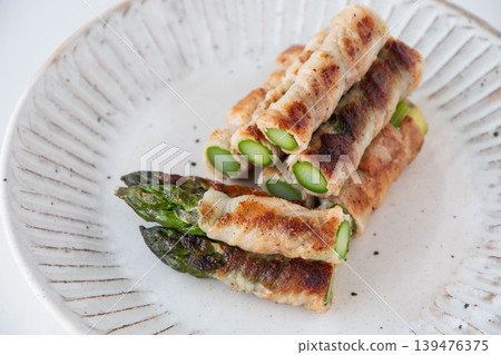 盤子裡裹著肉的蘆筍 盤子裡裹著肉的蘆筍 139476375