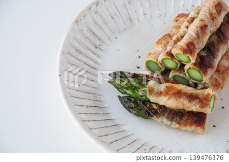 盤子裡裹著肉的蘆筍 盤子裡裹著肉的蘆筍 139476376