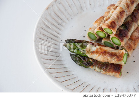 盤子裡裹著肉的蘆筍 盤子裡裹著肉的蘆筍 139476377