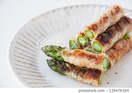 盤子裡裹著肉的蘆筍 盤子裡裹著肉的蘆筍 139476384