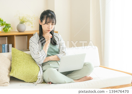 使用一台個人計算機的年輕女子 139476470