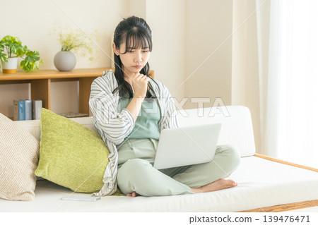使用一台個人計算機的年輕女子 139476471