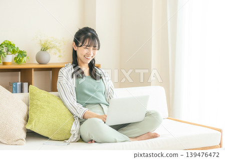 使用一台個人計算機的年輕女子 139476472
